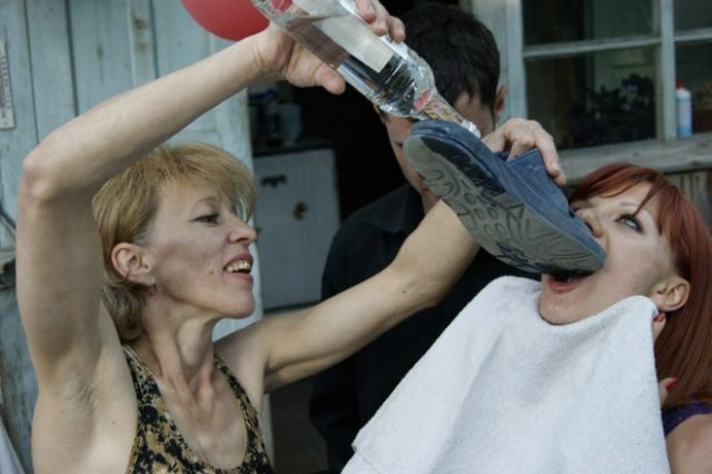 Beber vodka de una chancla no creo que sea muy saludable Beber vodka de una chancla no creo que sea muy saludable