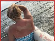 Fotos divertidas tomando el sol Cuando tienes un novio muy cabrón y te echa crema para que se quede el mensaje