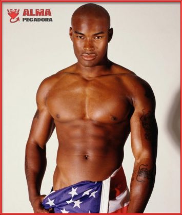 El moreno musculitos tapando sus atributos con la bandera americana