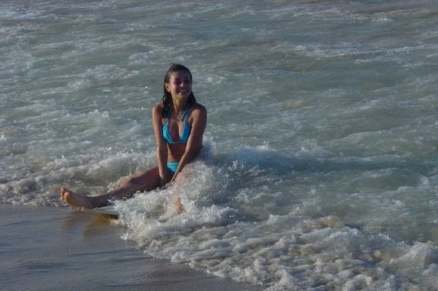 Fotos paparazzis de Mila Kunis pillada en bikini en la playa