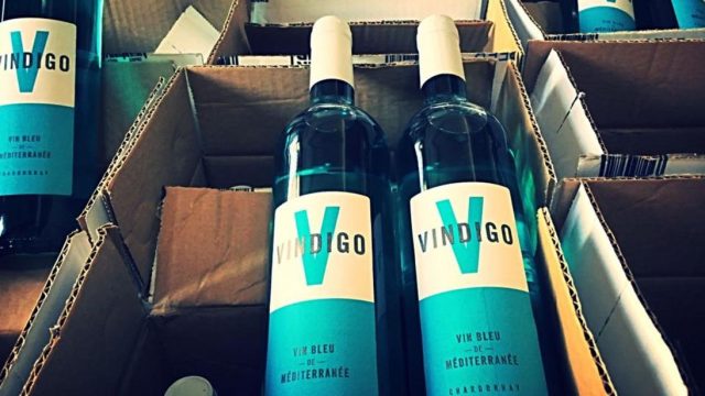 Francia pone a la venta vino de color azul Francia pone a la venta vino de color azul