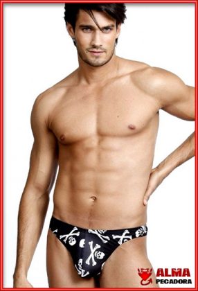 Modelo masculino luciendo un tremendo paquete, se nota que el chico tiene una buena herramienta de placer