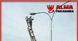 Cuando te pasas por el forro los riesgos laborales Probablemente la escalera más insegura del mundo