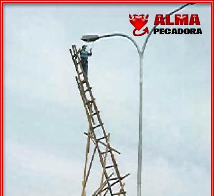 Cuando te pasas por el forro los riesgos laborales Probablemente la escalera más insegura del mundo