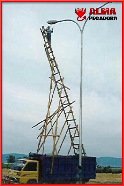 Probablemente la escalera más insegura del mundo Probablemente la escalera más insegura del mundo