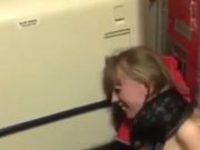 Una mujer enloquece y se desnuda en un vuelo de avión Una mujer enloquece y se desnuda en un vuelo de avión