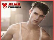 Los hombres más ardientes del verano El chico sexy en camiseta de tirantes