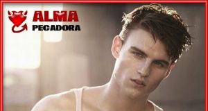 Los hombres más ardientes del verano El chico sexy en camiseta de tirantes