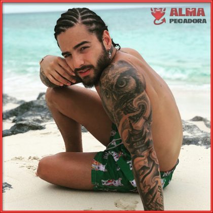 Foto del cantante Maluma sexy en la playa