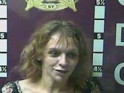 Mujer defeca sobre un agente para evitar ser arrestada Mujer defeca sobre un agente para evitar ser arrestada