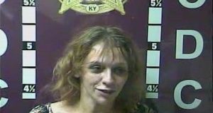 Mujer defeca sobre un agente para evitar ser arrestada Mujer defeca sobre un agente para evitar ser arrestada