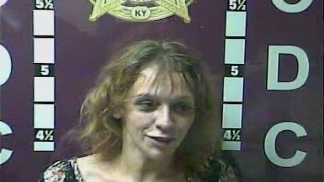 Mujer defeca sobre un agente para evitar ser arrestada
