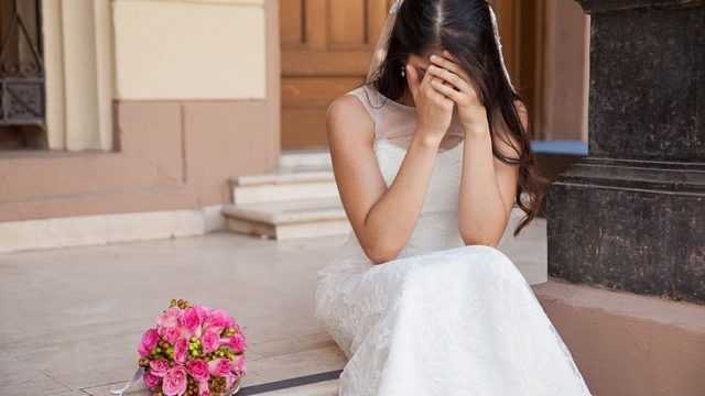 Mujer estafada para casarse con un desconocido Mujer estafada para casarse con un desconocido