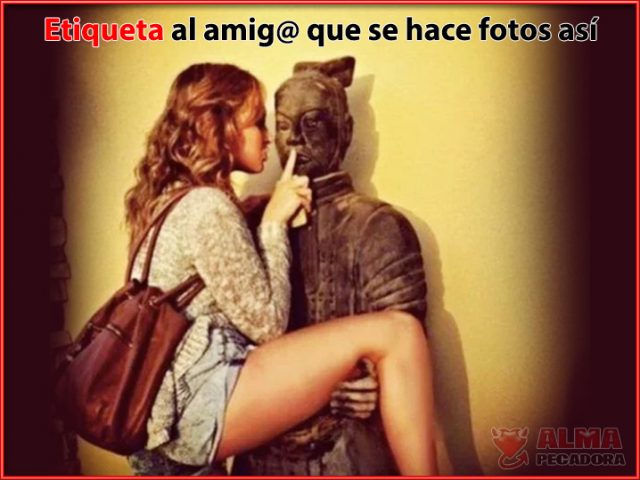 Todos alguna vez nos hemos hecho fotos cachondas y humorísticas con estatuas de parques, plazas y museos