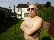 Vecinos molestos por jardinero desnudo Vecinos molestos por jardinero desnudo