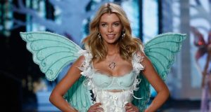 Videos de la modelo Stella Maxwell sexy Videos de la modelo Stella Maxwell sexy