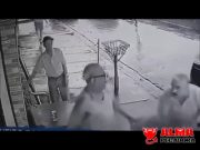 Arriesga su vida para salvar a una rubia Arriesga su vida para salvar a una rubia