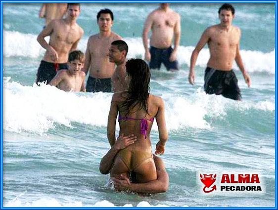No se sabe si es el agua del mar o las babas de los mirones No se sabe si es el agua del mar o las babas de los mirones