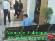 Nunca te distraigas en un manicomio Nunca te distraigas en un manicomio