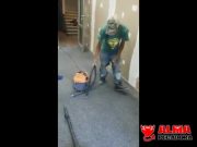 Cuando le toca al marido limpiar la casa Cuando le toca al marido limpiar la casa
