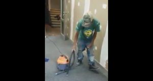 Cuando le toca al marido limpiar la casa Cuando le toca al marido limpiar la casa