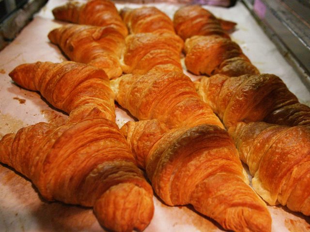 Ex-boxeador muere en concurso de comer croissants