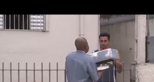 Broma de cámara oculta : Repartidor de regalos con una sorpresa extra Repartidor de regalos con una sorpresa extra