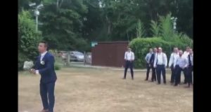 Si los hombres tiraran el ramo de flores en las bodas Si los hombres tiraran el ramo de flores en las bodas