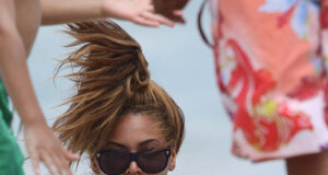Vídeos y fotos más atrevidas de Beyonce desnuda Descuido de teta y pezón de Beyonce en la playa