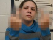 Haciendo peinetas en la foto del arresto Haciendo peinetas en la foto del arresto