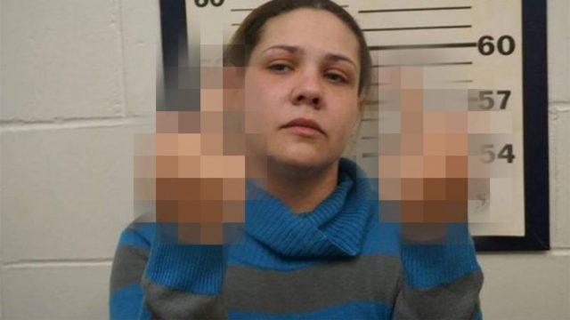 Haciendo peinetas en la foto del arresto Haciendo peinetas en la foto del arresto