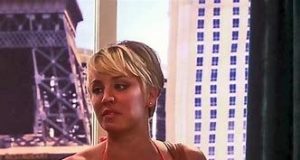 Videos muy calientes de Kaley Cuoco desnuda y en topless La actriz Kaley Cuoco en bikini naranja muy sexy