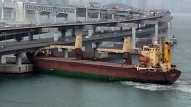 Marinero borracho estrella el barco contra un puente en Corea del Sur