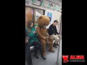Hombre disfrazado de oso trollea a mujer en el metro Hombre disfrazado de oso trollea a mujer en el metro
