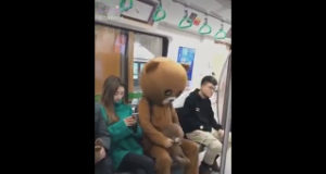 Hombre disfrazado de oso trollea a mujer en el metro Hombre disfrazado de oso trollea a mujer en el metro