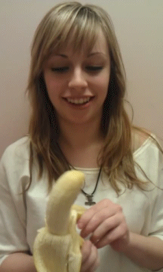 Esta dulce y angelical rubia devora el platano