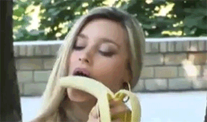 La rubia te va a poner cachondo cuando veas como se come el plátano, sensual a más no poder