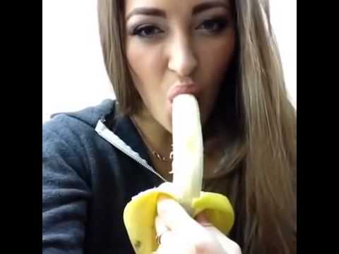 Rubia cachonda chupando una banana