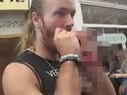 Manifestantes antiveganos comen ardillas crudas en señal de protesta Manifestantes antiveganos comen ardillas crudas en señal de protesta