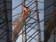 Hombre desnudo atrapado en torre de alto voltaje Hombre desnudo atrapado en torre de alto voltaje