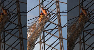 Hombre desnudo atrapado en torre de alto voltaje Hombre desnudo atrapado en torre de alto voltaje