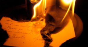 Joven incendia apartamento al quemar cartas de amor de su ex Joven incendia apartamento al quemar cartas de amor de su ex