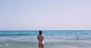 Fotos y vídeos de Natalia de Molina desnuda y en topless La actriz Natalia Molina en pelotas en la playa enseñando culo