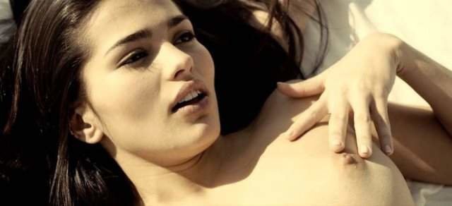 Sara Salamo en tetas en la película tres 60