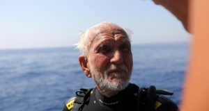 Veterano de guerra de 96 años consigue su record buceando Veterano de guerra de 96 años consigue su record buceando