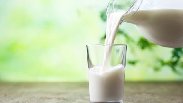 Se encontró en su cocina a un hombre desnudo bebiendo leche Se encontró en su cocina a un hombre desnudo bebiendo leche