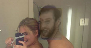 Fotos y videos de Kate Upton desnuda y en topless . Kate Upton desnuda haciéndose un selfie enseñando tetas y culo