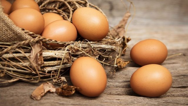 Un hombre muere en un concurso de comer huevos Un hombre muere en un concurso de comer huevos