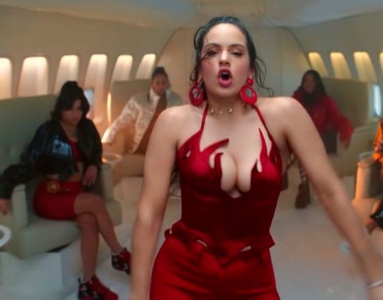 Foto muy sexy de las tetas de Rosalia con un escote de infarto