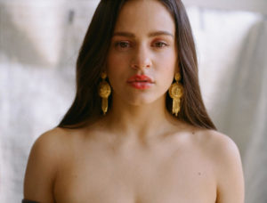 Fotos y videos de la cantante Rosalia desnuda
